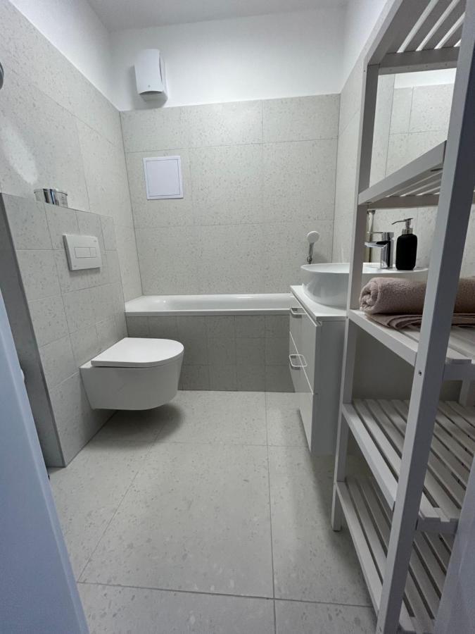 Cozy 1-Bedroom Condo Miloslavov Eksteriør billede