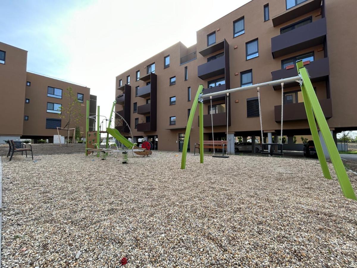 Cozy 1-Bedroom Condo Miloslavov Eksteriør billede